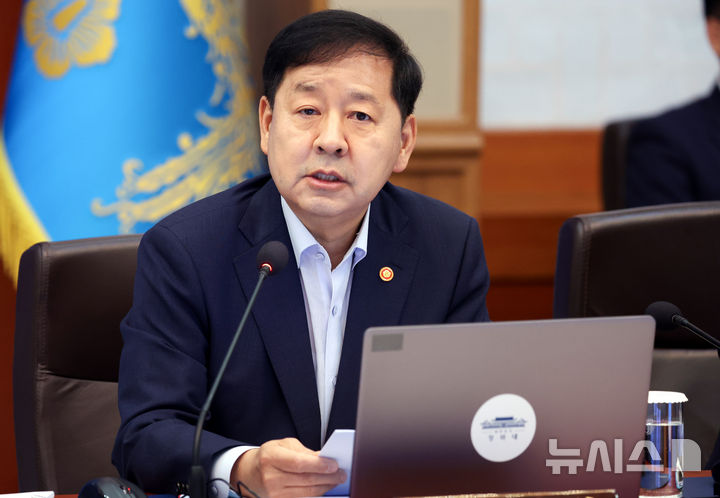 [서울=뉴시스] 김진아 기자 = 구윤철 부총리 겸 재정경제부 장관이 21일 청와대에서 열린 국무회의에서 중동전쟁 관련 비상국정운영 및 대응현황 관련 보고를 하고 있다. (청와대통신사진기자단) 2026.07.21. bluesoda@newsis.com