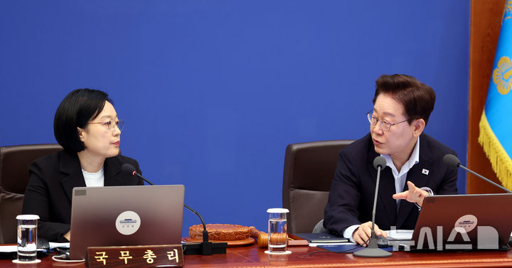 [서울=뉴시스] 김진아 기자 = 이재명 대통령이 21일 청와대에서 열린 국무회의에서 한성숙 국무총리와 대화를 하고 있다. (청와대통신사진기자단) 2026.07.21. bluesoda@newsis.com
