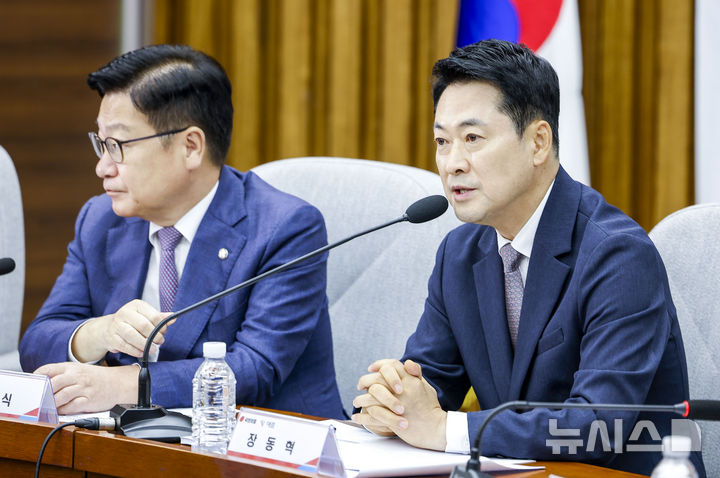 [서울=뉴시스] 정병혁 기자 = 장동혁 국민의힘 대표가 21일 서울 여의도 국회에서 열린 '제9회 전국동시지방선거 투표용지 부족사태 등 국민참정권 침해 진상규명 및 선거관리 개혁을 위한 국정조사특별위원회' 및 '6.3 국민참정권 침해 진상규명 및 선거관리 개혁 특별위원회' 연석회의에서 발언을 하고 있다. 2026.07.21. jhope@newsis.com