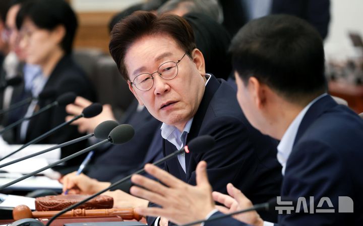 [서울=뉴시스] 김진아 기자 = 이재명 대통령이 21일 청와대에서 열린 국무회의에서 구윤철 부총리 겸 재정경제부 장관의 발언을 경청하고 있다.(청와대통신사진기자단) 2026.07.21. bluesoda@newsis.com