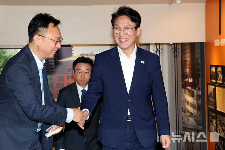 [서울=뉴시스] 박영태 기자 = 정청래 더불어민주당 당 대표 후보가 21일 오전 서울 중구 서울시의회에서 시의회 의원들과 간담회를 위해 시의회로 들어서며 관계자와 인사를 나누고 있다. 2026.07.20. since1999@newsis.com