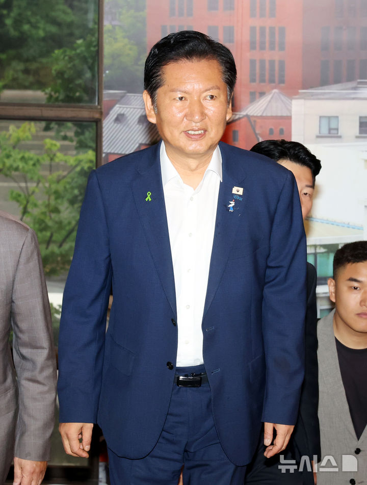 [서울=뉴시스] 박영태 기자 = 정청래 더불어민주당 당 대표 후보가 21일 오전 서울 중구 서울시의회에서 시의회 의원들과 간담회를 위해 시의회로 들어서고 있다. 2026.07.20. since1999@newsis.com