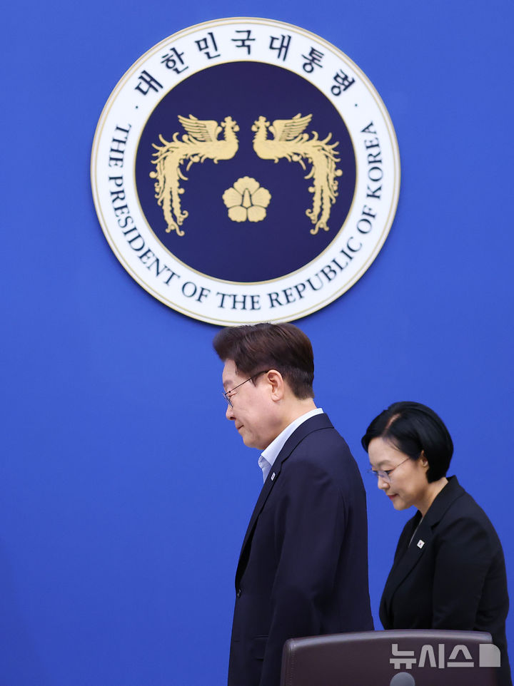 [서울=뉴시스] 김진아 기자 = 이재명 대통령이 21일 청와대에서 열린 국무회의에 입장하고 있다. 오른쪽은 한성숙 국무총리. (청와대통신사진기자단) 2026.07.21. bluesoda@newsis.com