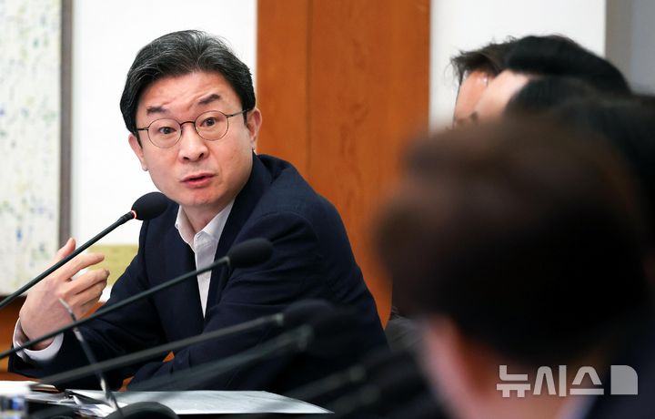 [서울=뉴시스] 김진아 기자 = 이억원 금융위원장이 21일 청와대에서 열린 국무회의에서 이재명 대통령의 질문에 답변하고 있다.(청와대통신사진기자단) 2026.07.21. bluesoda@newsis.com