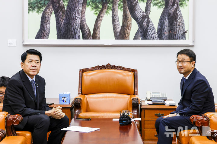 [서울=뉴시스] 정병혁 기자 = 한병도(오른쪽) 더불어민주당 대표 직무대행 겸 원내대표와 김준형 조국혁신당 대표 권한대행 겸 원내대표가 21일 서울 여의도 국회 운영위원장실에서 만나고 있다. 2026.07.21. jhope@newsis.com