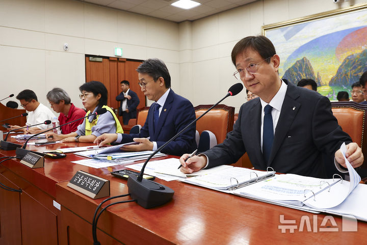 [서울=뉴시스] 김근수 기자 = 이찬진(오른쪽) 금융감독원장이 21일 오전 서울 여의도 국회에서 홈플러스 사태 국회 정무위원회 현안 질의에 참석해 있다. 2026.07.21. ks@newsis.com