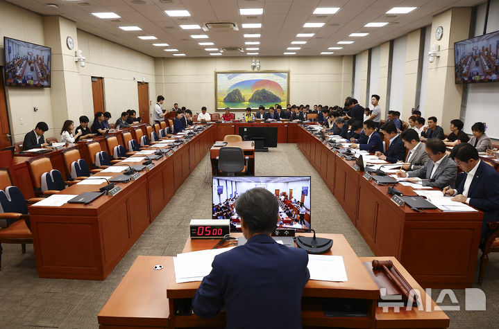 [서울=뉴시스] 김근수 기자 = 21일 오전 서울 여의도 국회에서 홈플러스 사태 국회 정무위원회 현안 질의가 열리고 있다. 2026.07.21. ks@newsis.com