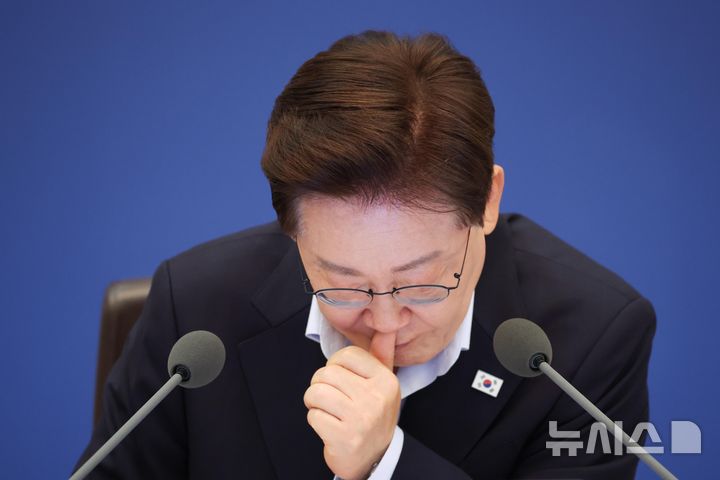 [서울=뉴시스] 김진아 기자 = 이재명 대통령이 21일 청와대에서 열린 국무회의에서 잠시 생각에 잠겨있다.(청와대통신사진기자단) 2026.07.21. bluesoda@newsis.com