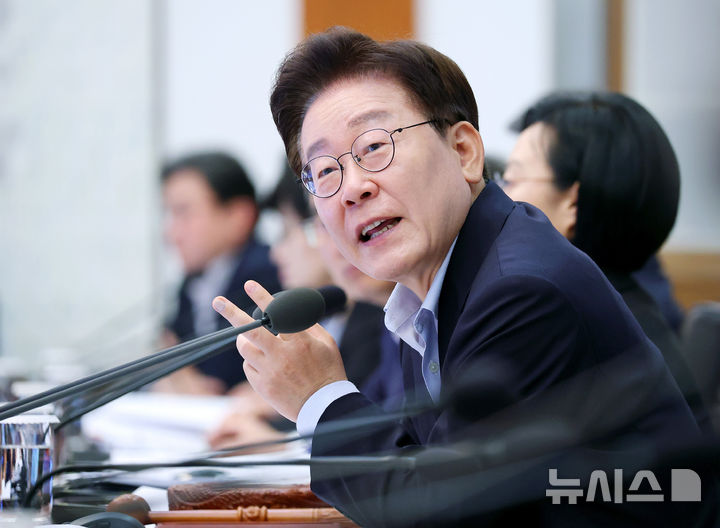 [서울=뉴시스] 김진아 기자 = 이재명 대통령이 21일 청와대에서 열린 국무회의에서 오유경 식품의약품안전처장에게 질의하고 있다. (청와대통신사진기자단) 2026.07.21. bluesoda@newsis.com