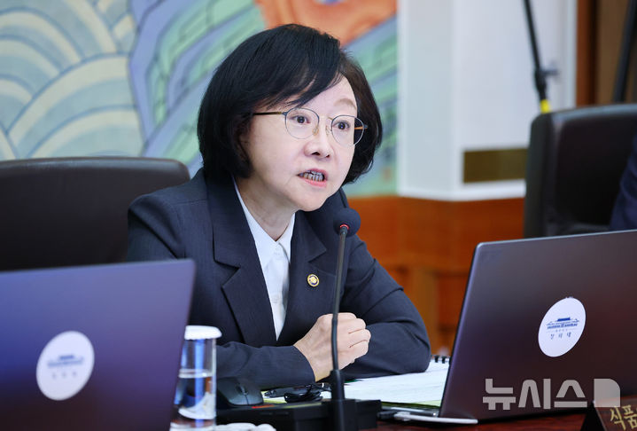 [서울=뉴시스] 김진아 기자 = 오유경 식품의약품안전처장이 21일 청와대에서 열린 국무회의에서 이재명 대통령의 질의에 답하고 있다. (청와대통신사진기자단) 2026.07.21. bluesoda@newsis.com