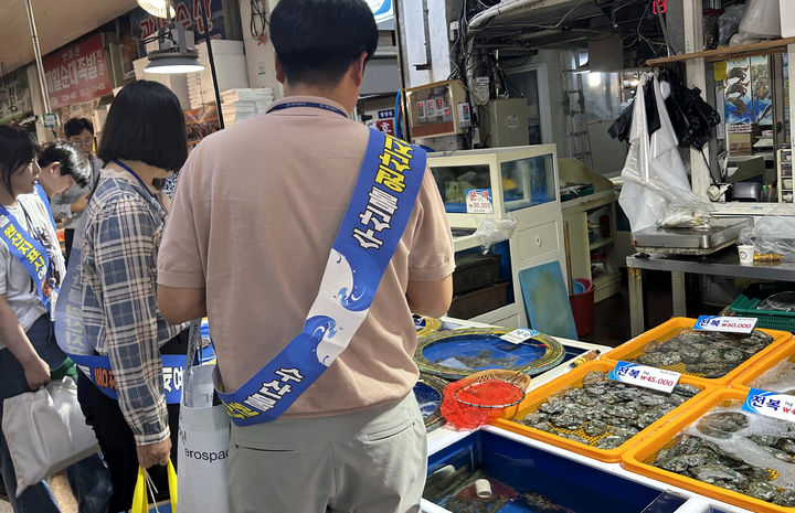 [전남광주=뉴시스] 전남광주통합특별시 수산물 원산지 허위표시 집중단속. (사진=전남광주특별시청 제공). photo@newsis.com *재판매 및 DB 금지