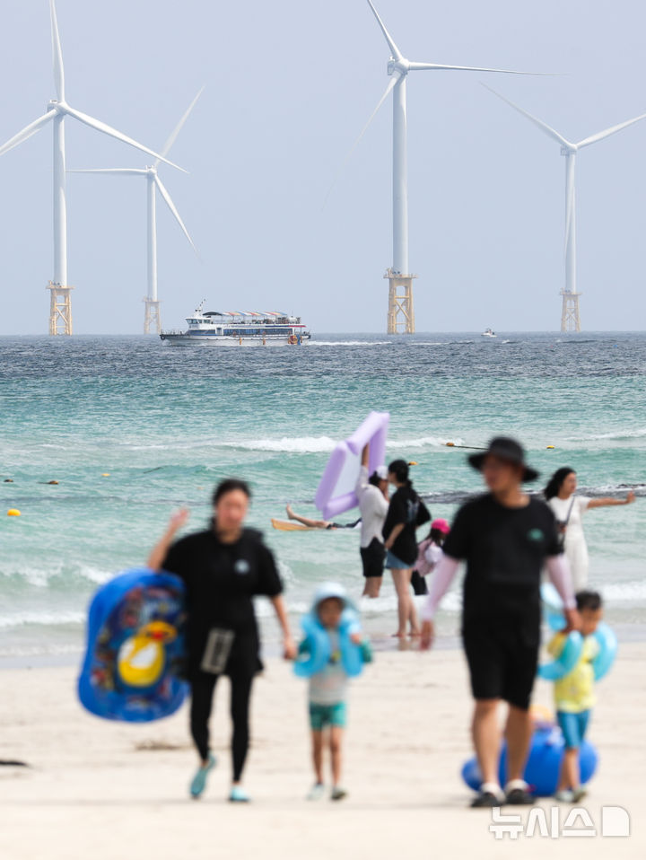 [제주=뉴시스] 우장호 기자 = 장마가 소강상태에 놓인 21일 오전 제주시 한림읍 협재해수욕장에서 관광객들이 물놀이를 하며 더위를 식히고 있다. 2026.07.21. woo1223@newsis.com
