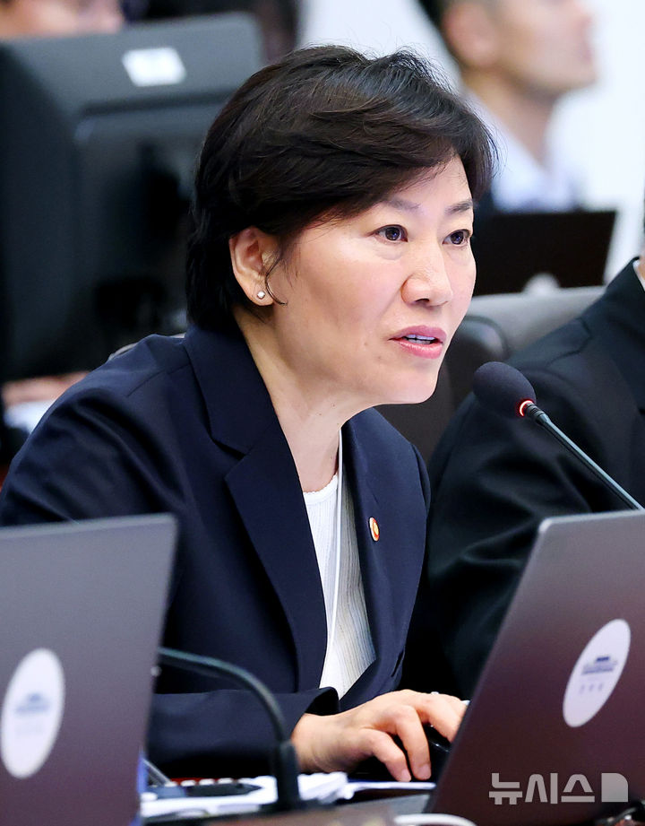 [서울=뉴시스] 김진아 기자 = 송미령 농림축산식품부 장관이 21일 청와대에서 열린 국무회의에서 GMO 완전표시제 시행 추진계획 관련 보고를 하고 있다. (청와대통신사진기자단) 2026.07.21. bluesoda@newsis.com
