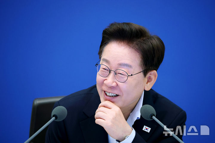 [서울=뉴시스] 김진아 기자 = 이재명 대통령이 21일 청와대에서 열린 국무회의에서 발언하며 미소를 짓고 있다.(청와대통신사진기자단) 2026.07.21. bluesoda@newsis.com