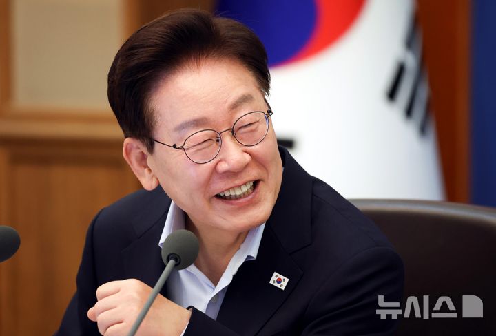 [서울=뉴시스] 김진아 기자 = 이재명 대통령이 21일 청와대에서 열린 국무회의에서 발언 중 미소짓고 있다.(청와대통신사진기자단) 2026.07.21. bluesoda@newsis.com