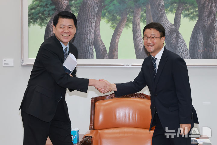 [서울=뉴시스] 정병혁 기자 = 한병도(오른쪽) 더불어민주당 대표 직무대행 겸 원내대표와 김준형 조국혁신당 대표 권한대행 겸 원내대표가 21일 서울 여의도 국회 운영위원장실에서 회동에 앞서 악수를 하고 있다. (공동취재) 2026.07.21. photo@newsis.com