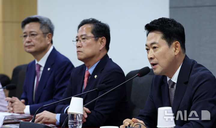 [서울=뉴시스] 고범준 기자 = 장동혁 국민의힘 대표가 21일 서울 여의도 국회 의원회관에서 열린 '우리 주식시장, 이대로 괜찮은가?: 롤러코스터 삼전닉스 레버리지 ETF' 세미나에서 발언하고 있다. 2026.07.21. bjko@newsis.com