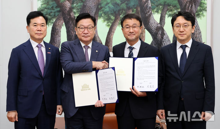 [서울=뉴시스] 최진석 기자 = 한병도 더불어민주당 대표 직무대행 겸 원내대표와 정점식 국민의힘 원내대표가 21일 국회 운영위원장실에서 제9회 전국동시지방선거 투표용지 부족 사태 등 선거관리 부실 사태의 진상규명을 위한 특별검사의 임명 등에 관한 법률안을 합의문을 들고 기념촬영하고 있다. 왼쪽부터 김승수 국민의힘 원내운영수석부대표, 정 원내대표, 한 원내대표, 천준호 더불어민주당 원내운영수석부대표. (공동취재) 2026.07.21. photo@newsis.com