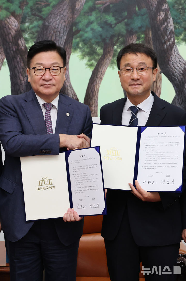 [서울=뉴시스] 최진석 기자 = 한병도(오른쪽) 더불어민주당 대표 직무대행 겸 원내대표와 정점식 국민의힘 원내대표가 21일 국회 운영위원장실에서 제9회 전국동시지방선거 투표용지 부족 사태 등 선거관리 부실 사태의 진상규명을 위한 특별검사의 임명 등에 관한 법률안을 합의문을 들고 기념촬영하고 있다. (공동취재) 2026.07.21. photo@newsis.com