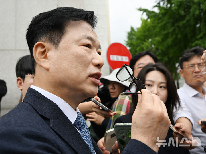 [전남광주] 이현행 기자 = '장윤기 사건'과 관련해 직무유기 혐의 등을 받고 있는 전 광주 광산경찰서 소속 A경정의 법률대리인이 21일 오전 전남광주 동구 광주지법에서 열린 A경정의 구속 전 피의자 심문(영장실질심사)을 마치고 기자회견을 하고 있다. 2026.07.21. lhh@newsis.com