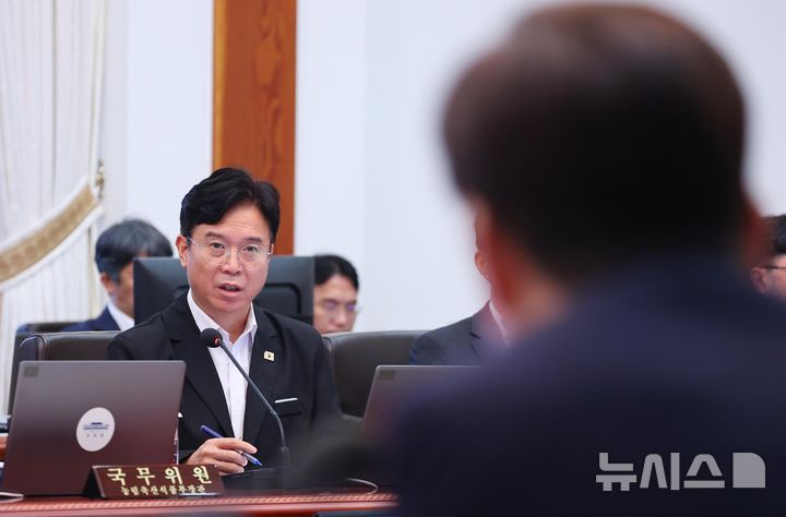 [서울=뉴시스] 김진아 기자 = 김영훈 고용노동부 장관이 21일 청와대에서 열린 국무회의에서 이재명 대통령의 질문에 답변하고 있다.(청와대통신사진기자단) 2026.07.21. bluesoda@newsis.com