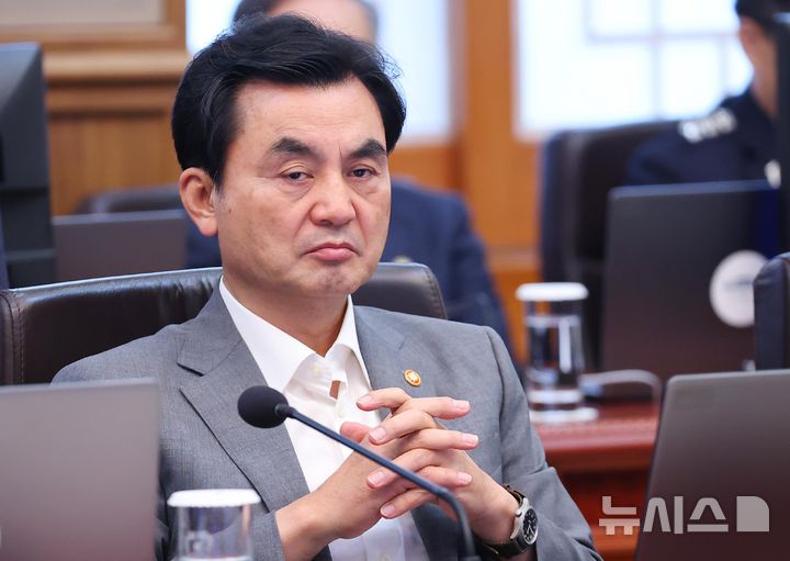 [서울=뉴시스] 김진아 기자 = 안규백 국방부 장관이 21일 청와대에서 열린 국무회의에서 잠시 생각에 잠겨있다.(청와대통신사진기자단) 2026.07.21. bluesoda@newsis.com