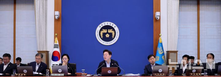 [서울=뉴시스] 김진아 기자 = 이재명 대통령이 21일 청와대에서 열린 국무회의에서 발언하고 있다.(청와대통신사진기자단) 2026.07.21. bluesoda@newsis.com