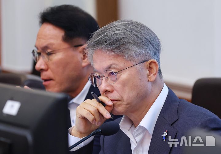 [서울=뉴시스] 김진아 기자 = 민형배 전남광주통합특별시장이 21일 청와대에서 열린 국무회의에서 이재명 대통령의 발언을 경청하고 있다.(청와대통신사진기자단) 2026.07.21. bluesoda@newsis.com
