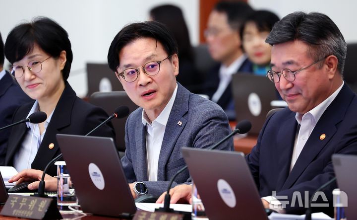 [서울=뉴시스] 김진아 기자 = 김정관 산업통상부 장관이 21일 청와대에서 열린 국무회의에서 기업 사회공헌 활동 활성화 방안 관련 보고를 하고 있다. 왼쪽부터 원민경 성평등가족부 장관, 김 장관, 윤호중 행정안전부 장관. (청와대통신사진기자단) 2026.07.21. bluesoda@newsis.com