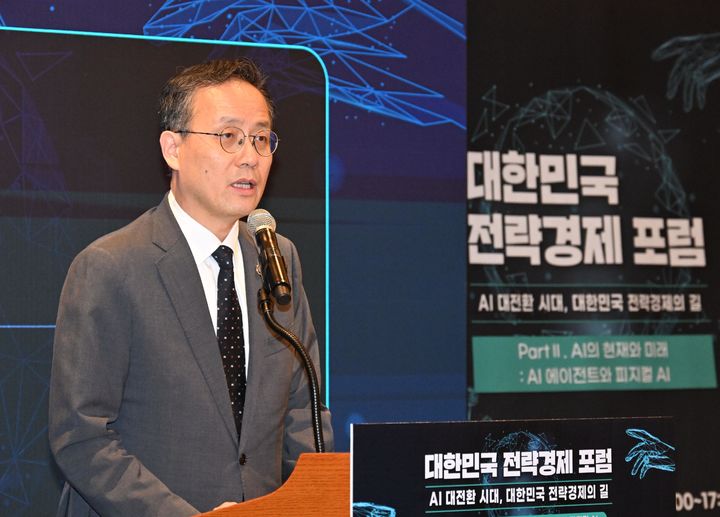 [서울=뉴시스] 이형일 재정경제부 차관이 21일 서울 중구 롯데호텔에서 열린 '대한민국 전략경제 포럼: AI 대전환 시대, 대한민국 전략경제의 길'에 참석해 축사하고 있다. (사진=재정경제부 제공) 2026.07.21. photo@newsis.com *재판매 및 DB 금지