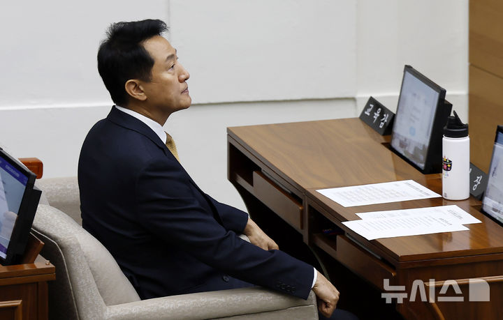 [서울=뉴시스] 김혜진 기자 = 오세훈 서울시장이 21일 서울 중구 서울시의회에서 열린 제338회 임시회 본회의에 참석해 있다. 2026.07.21. jini@newsis.com