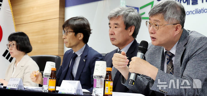 [서울=뉴시스] 박주성 기자 = 장영수 3기 진실·화해를위한과거사정리위원회(진실화해위) 상임위원이 21일 오후 서울 중구 진실화해위원회 대회의실에서 열린 3기 진실화해위원회 조사 개시 결정 기자회견에서 발언을 하고 있다 2026.07.21. park7691@newsis.com