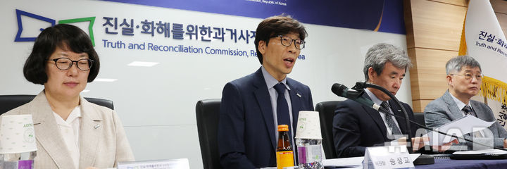 [서울=뉴시스] 박주성 기자 = 송상교 3기 진실·화해를위한과거사정리위원회(진실화해위) 위원장이 21일 오후 서울 중구 진실화해위원회 대회의실에서 열린 3기 진실화해위원회 조사 개시 결정 기자회견에서 발언을 하고 있다 2026.07.21. park7691@newsis.com
