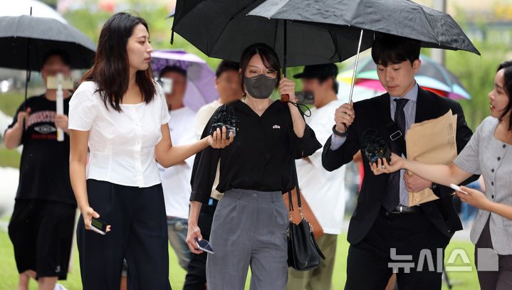 [서울=뉴시스] 김선웅 기자 = 올림픽공원 핸드볼경기장 개표소 현장에서 체육단체 관계자들의 출입을 막아 업무방해 혐의로 구속영장이 청구된 30대 여성 A씨(일명 올다르크)가 21일 서울 송파구 서울동부지법에서 열린 구속 전 피의자 심문(영장실질심사)에 출석하고 있다. 2026.07.21. mangusta@newsis.com