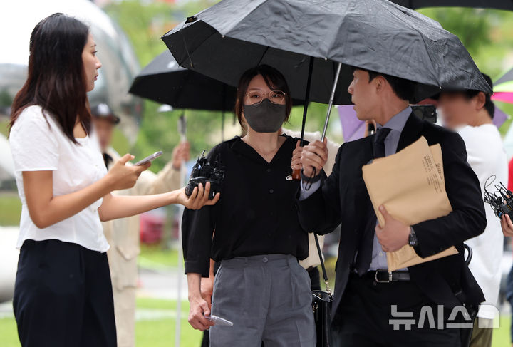 [서울=뉴시스] 김선웅 기자 = 올림픽공원 핸드볼경기장 개표소 현장에서 체육단체 관계자들의 출입을 막아 업무방해 혐의로 구속영장이 청구된 30대 여성 A씨(일명 올다르크)가 21일 서울 송파구 서울동부지법에서 열린 구속 전 피의자 심문(영장실질심사)에 출석하고 있다. 2026.07.21. mangusta@newsis.com