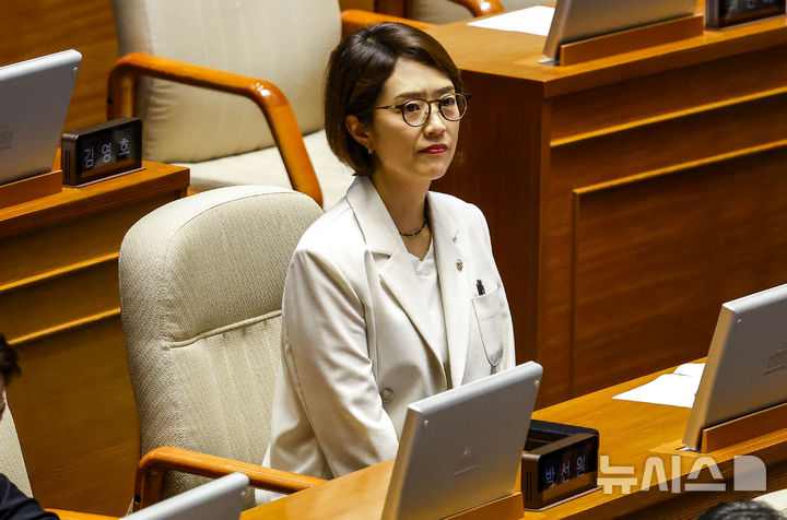 [서울=뉴시스] 정병혁 기자 = 고민정 더불어민주당 의원이 21일 서울 여의도 국회에서 열린 제437회 국회(임시회) 제1차 본회의에서 윤석열·김건희에 의한 내란·외환 및 국정농단 행위의 진상규명을 위한 특별검사 임명 등에 관한 법률 개정안에 대한 무제한 토론 종결동의의 건 표결을 위해 자리에 앉아있다. 2026.07.21. jhope@newsis.com