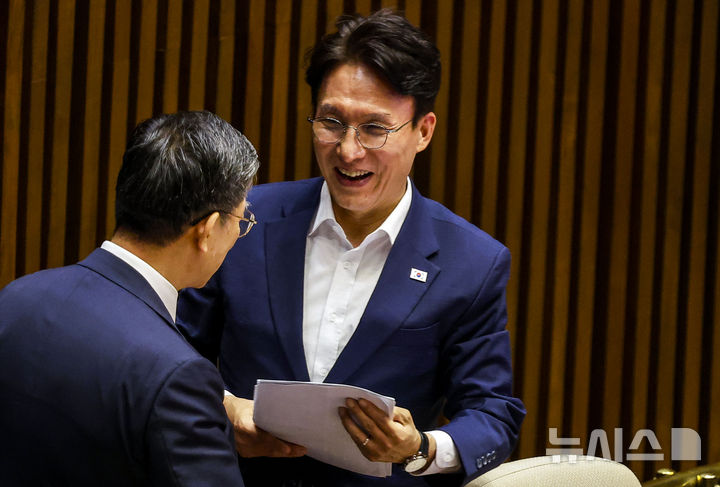 [서울=뉴시스] 정병혁 기자 = 정성호 법무부 장관과 김민석 전 국무총리가 21일 서울 여의도 국회에서 열린 제437회 국회(임시회) 제1차 본회의에서 윤석열·김건희에 의한 내란·외환 및 국정농단 행위의 진상규명을 위한 특별검사 임명 등에 관한 법률 개정안에 대한 무제한 토론 종결동의의 건 표결에 앞서 대화를 나누고 있다. 2026.07.21. jhope@newsis.com