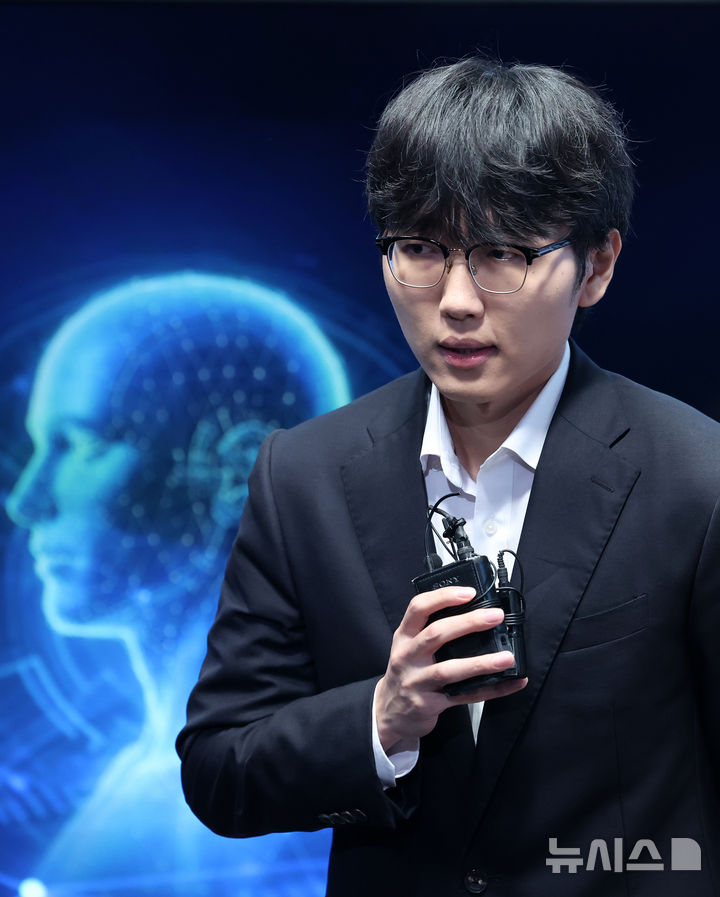 [서울=뉴시스] 조성우 기자 = 신진서 9단이 21일 서울 중구 한국경제TV 스튜디오에서 열린 쎈수학·한경 기신전 인공지능(AI) 바둑 프로그램 카타고와의 최종국에서 승리한 뒤 인터뷰를 하고 있다. 2026.07.21. xconfind@newsis.com