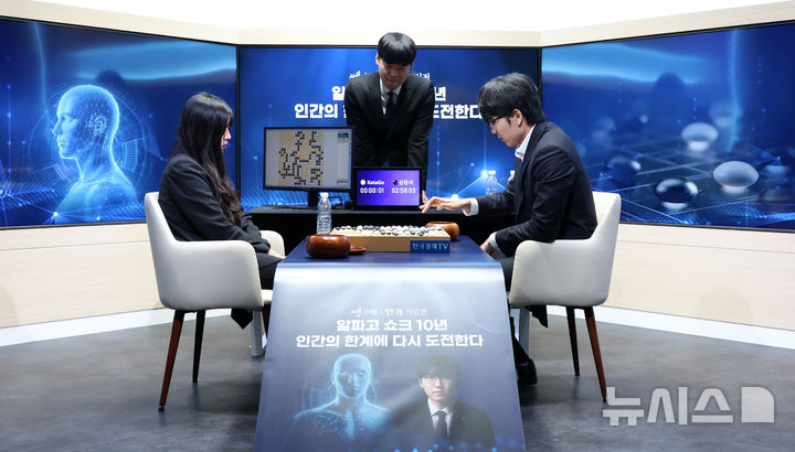 [서울=뉴시스] 조성우 기자 = 신진서 9단이 21일 서울 중구 한국경제TV 스튜디오에서 열린 쎈수학·한경 기신전 인공지능(AI) 바둑 프로그램 카타고와의 최종국에서 승리한 뒤 복기하고 있다. 2026.07.21. xconfind@newsis.com