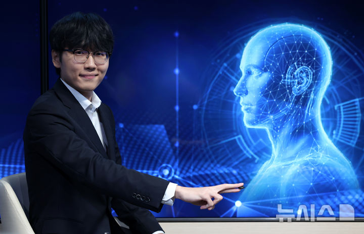 [서울=뉴시스] 조성우 기자 = 신진서 9단이 21일 서울 중구 한국경제TV 스튜디오에서 열린 쎈수학·한경 기신전 인공지능(AI) 바둑 프로그램 카타고와의 최종국에서 승리한 뒤 포즈를 취하고 있다. 2026.07.21. xconfind@newsis.com