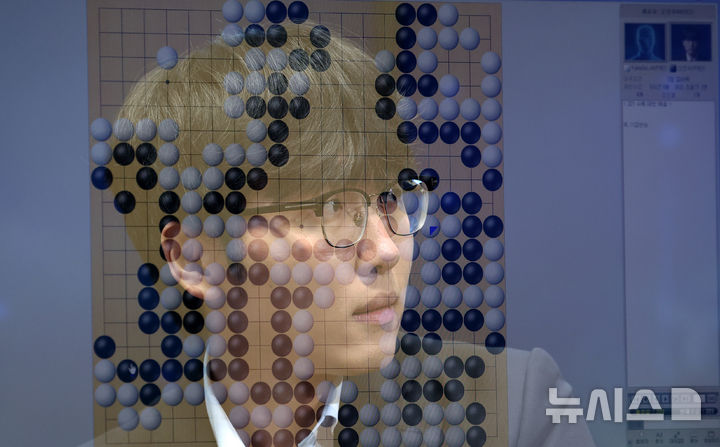 [서울=뉴시스] 조성우 기자 = 신진서 9단이 21일 서울 중구 한국경제TV 스튜디오에서 열린 쎈수학·한경 기신전 인공지능(AI) 바둑 프로그램 카타고와의 최종국에서 승리한 뒤 복기하고 있다. 2026.07.21. xconfind@newsis.com