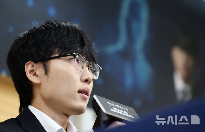 [서울=뉴시스] 조성우 기자 = 신진서 9단이 21일 서울 중구 한국경제TV 스튜디오에서 열린 쎈수학·한경 기신전 인공지능(AI) 바둑 프로그램 카타고와의 최종국에서 승리한 뒤 인터뷰를 하고 있다. 2026.07.21. xconfind@newsis.com