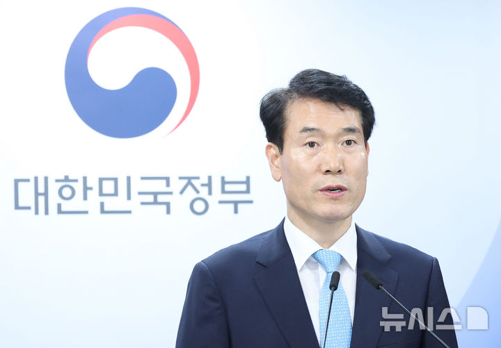 [서울=뉴시스] 조수정 기자 = 김병찬 경찰청 경무인사기획관이 행정안전부, 국방부와 함께 21일 오후 서울 종로구 정부서울청사에서 반헌법적 행위, 간첩조작사건 관련자 등 부적절한 정부포상 대대적 취소 관련 합동 브리핑을 하고 있다. 2026.07.21. chocrystal@newsis.com