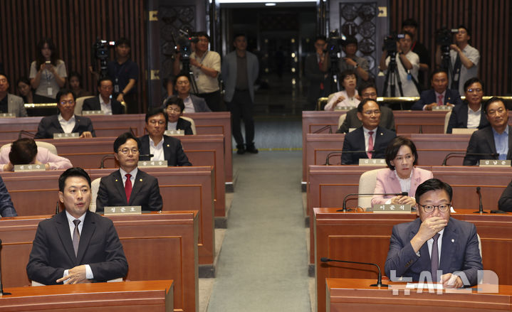 [서울=뉴시스] 김근수 기자 = 장동혁 국민의힘 대표와 정점식 원내대표를 비롯한 국민의힘 의원들이 21일 오후 서울 여의도 국회에서 열린 의원총회에 참석해 있다. 2026.07.21. ks@newsis.com