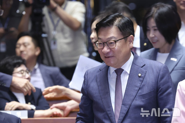 [서울=뉴시스] 김근수 기자 = 정점식 국민의힘 원내대표가 21일 오후 서울 여의도 국회에서 열린 의원총회에 참석하고 있다. 2026.07.21. ks@newsis.com