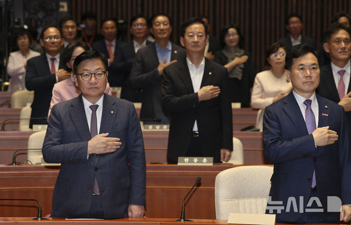 [서울=뉴시스] 김근수 기자 = 정점식 국민의힘 원내대표가 지난 21일 오후 서울 여의도 국회에서 열린 의원총회에서 국민의례를 하고 있다. 2026.07.21. ks@newsis.com