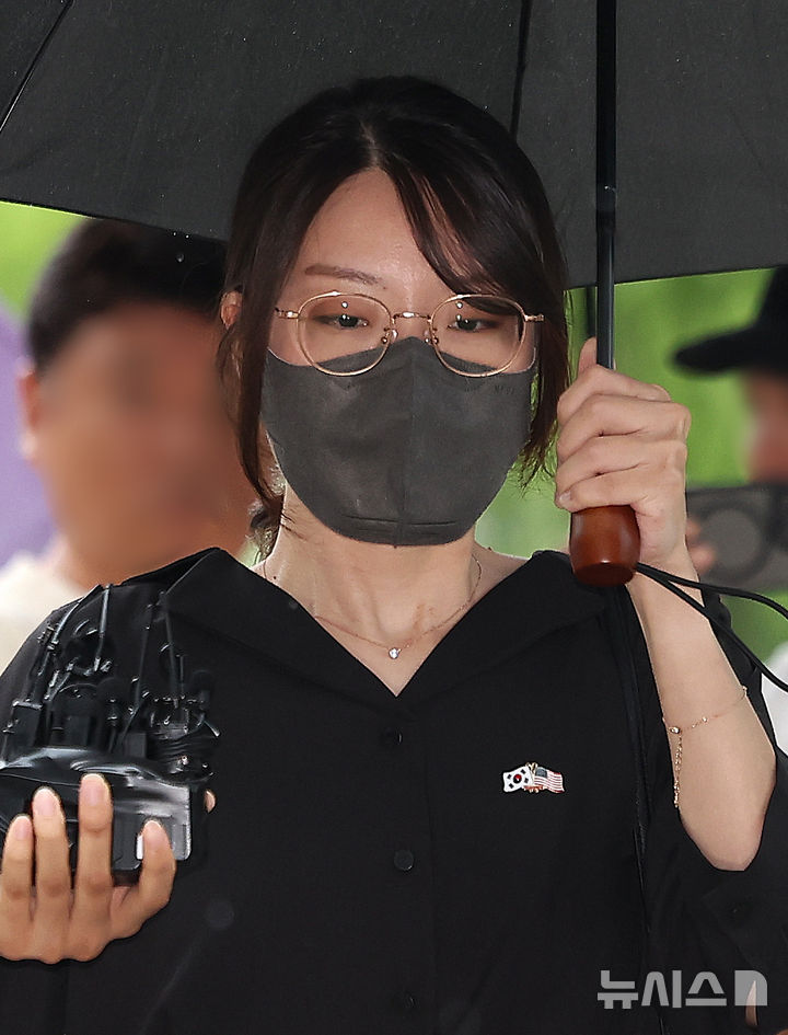 [서울=뉴시스] 김선웅 기자 = 올림픽공원 핸드볼경기장 개표소 현장에서 체육단체 관계자들의 출입을 막아 업무방해 혐의로 구속영장이 청구된 30대 여성 A씨(일명 올다르크)가 21일 서울 송파구 서울동부지법에서 열린 구속 전 피의자 심문(영장실질심사)에 출석하고 있다. 2026.07.21. mangusta@newsis.com