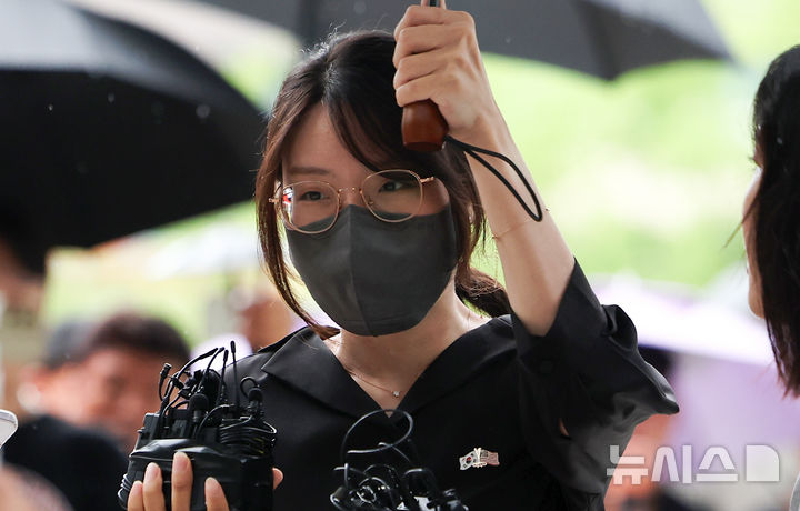 [서울=뉴시스] 김선웅 기자 = 올림픽공원 핸드볼경기장 개표소 현장에서 체육단체 관계자들의 출입을 막아 업무방해 혐의로 구속영장이 청구된 30대 여성 A씨(일명 올다르크)가 21일 서울 송파구 서울동부지법에서 열린 구속 전 피의자 심문(영장실질심사)에 출석하고 있다. 2026.07.21. mangusta@newsis.com
