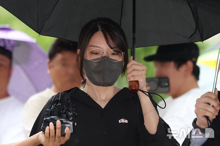 [서울=뉴시스] 김선웅 기자 = 올림픽공원 핸드볼경기장 개표소 현장에서 체육단체 관계자들의 출입을 막아 업무방해 혐의로 구속영장이 청구된 30대 여성 A씨(일명 올다르크)가 지난 21일 서울 송파구 서울동부지법에서 열린 구속 전 피의자 심문(영장실질심사)에 출석하고 있다. 2026.07.21. mangusta@newsis.com