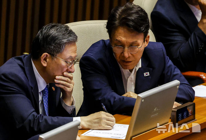 [서울=뉴시스] 정병혁 기자 = 김민석 전 국무총리와 정성호 법무부 장관이 21일 서울 여의도 국회에서 열린 제437회 국회(임시회) 제1차 본회의에서 대화를 나누고 있다. 2026.07.21. jhope@newsis.com